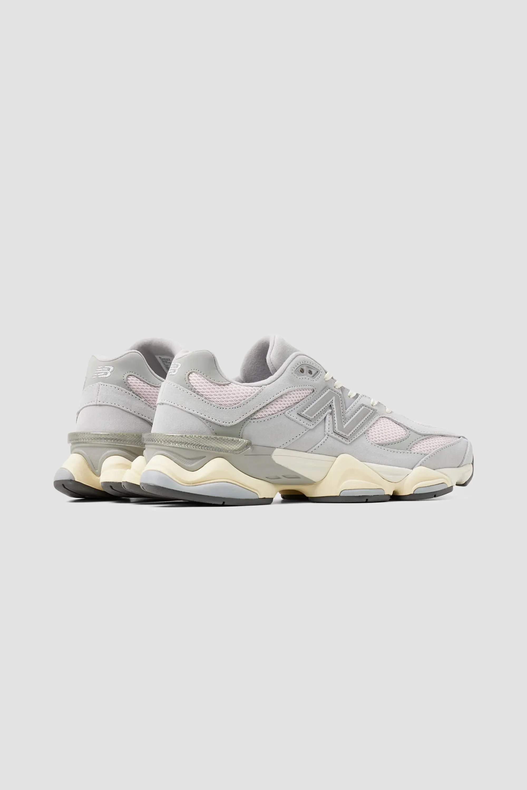 New Balance Unisex 9060 Sneaker in Granite Pink