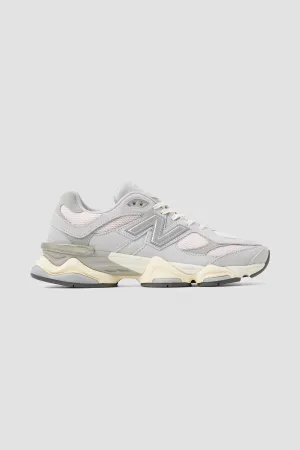 New Balance Unisex 9060 Sneaker in Granite Pink