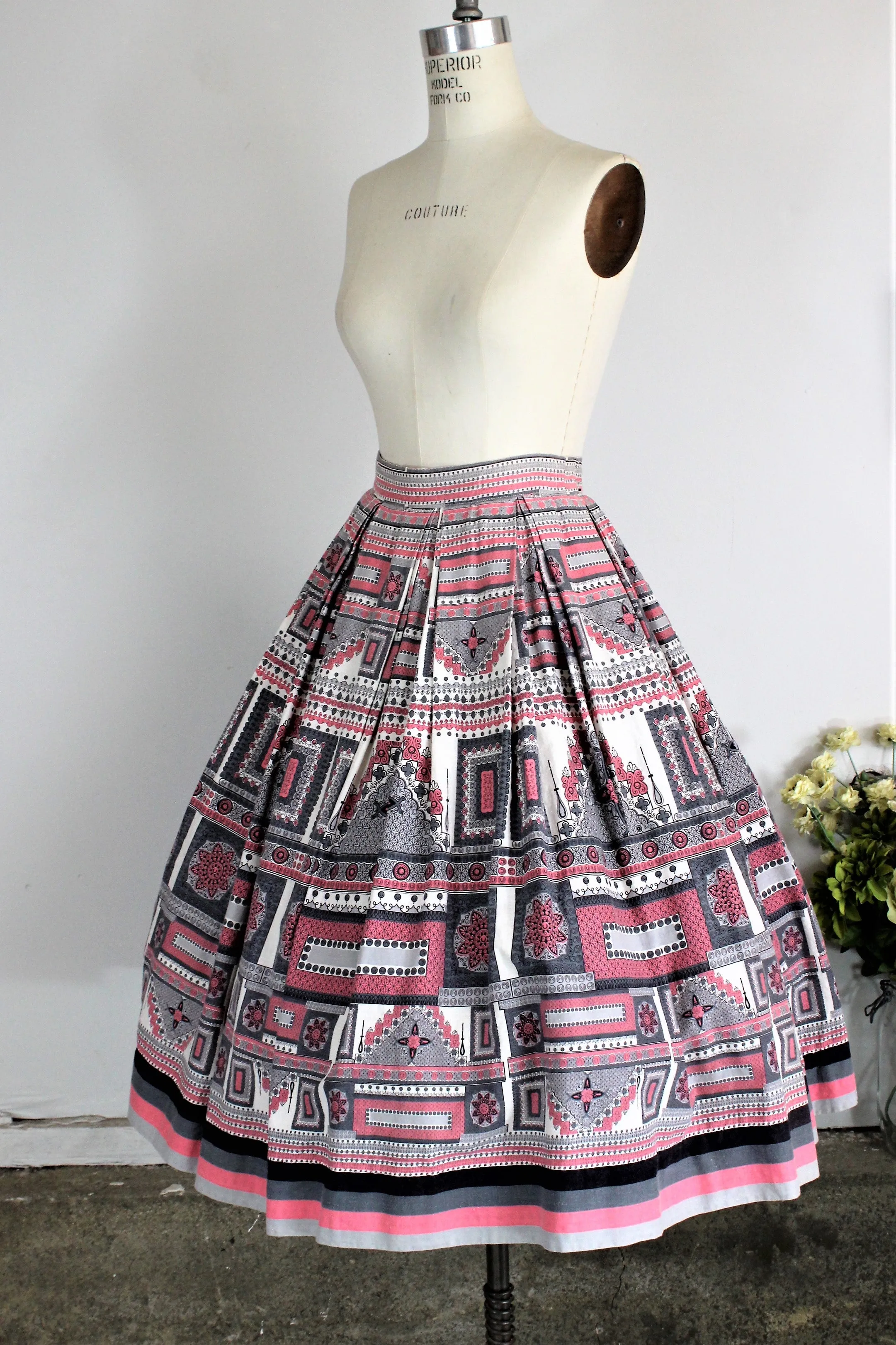 Vintage 1950s Full Skirt Novelty Print in Pink Black Gray And White Cotton